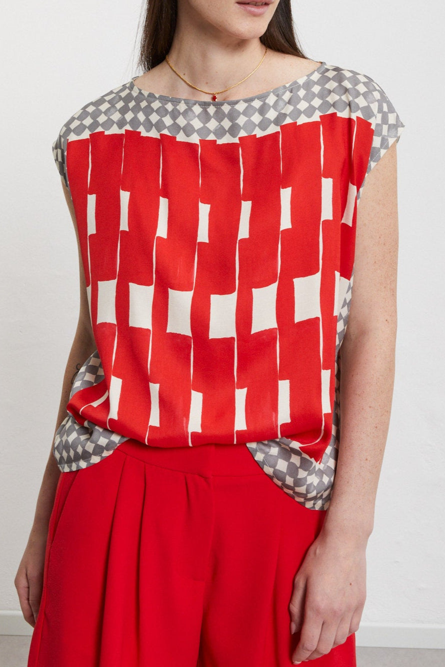 Printed viscose sleeveless top with straight nec