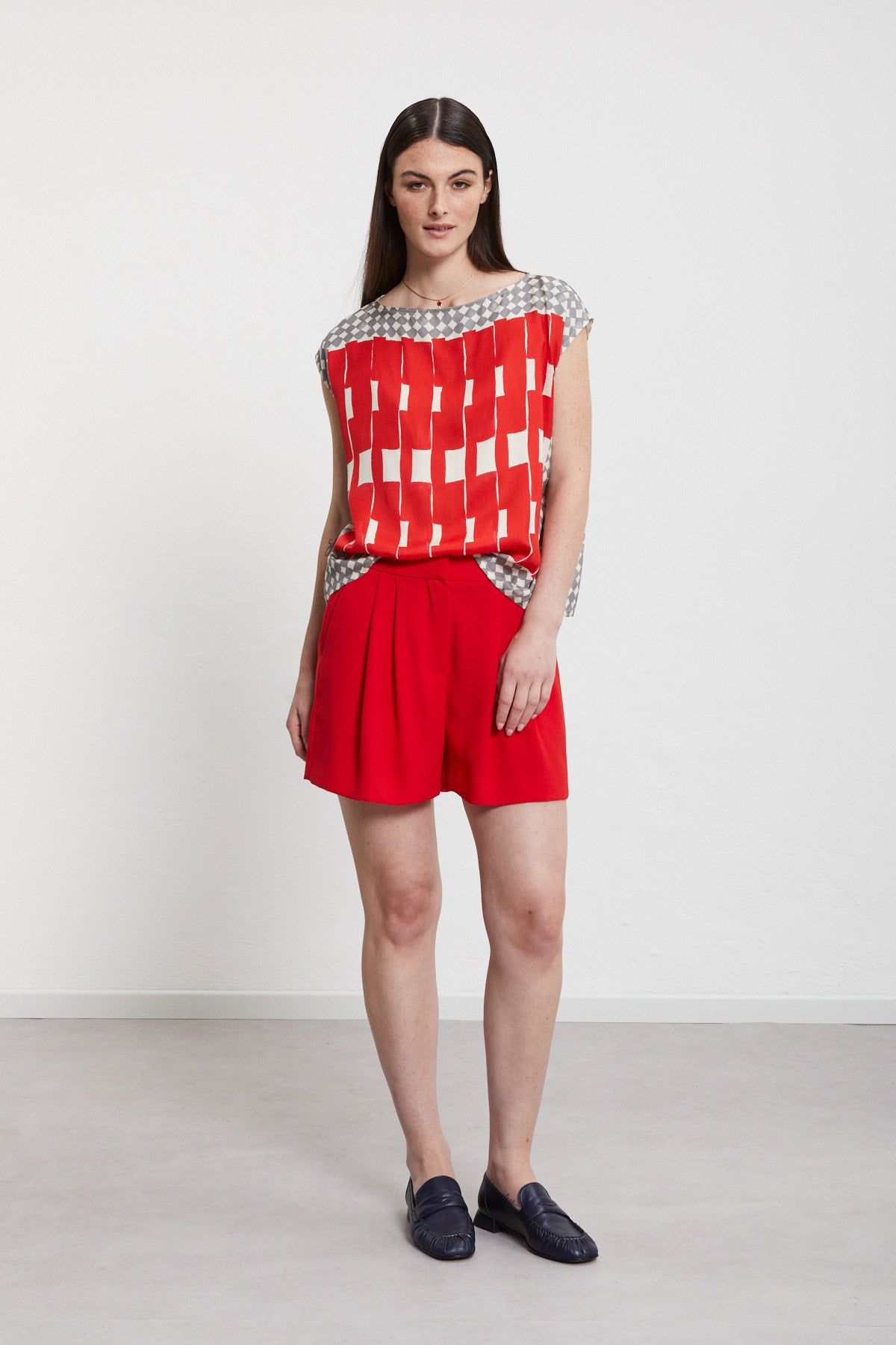 Printed viscose sleeveless top with straight nec