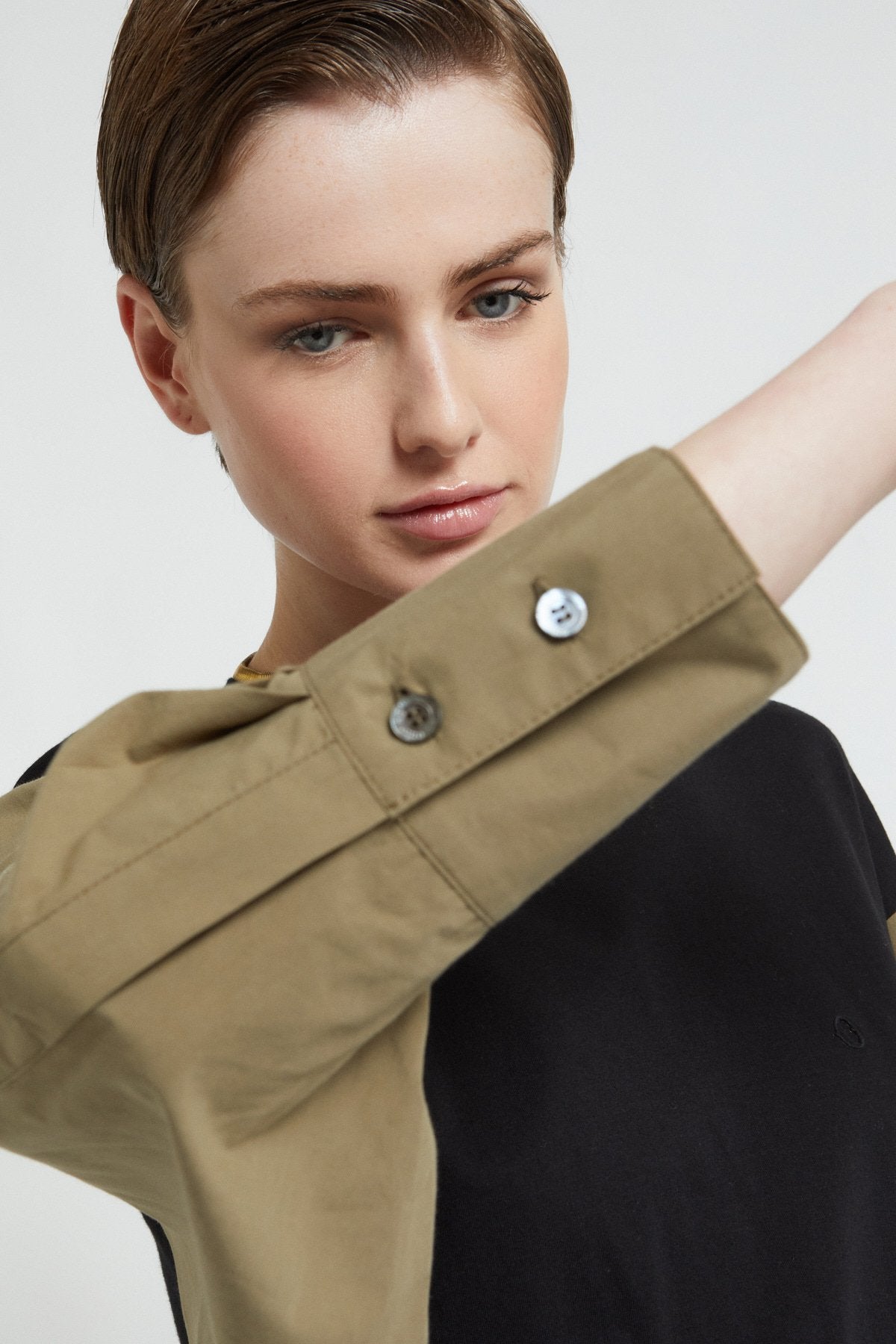 Top in pure cotton jersey with poplin sleeves and darts