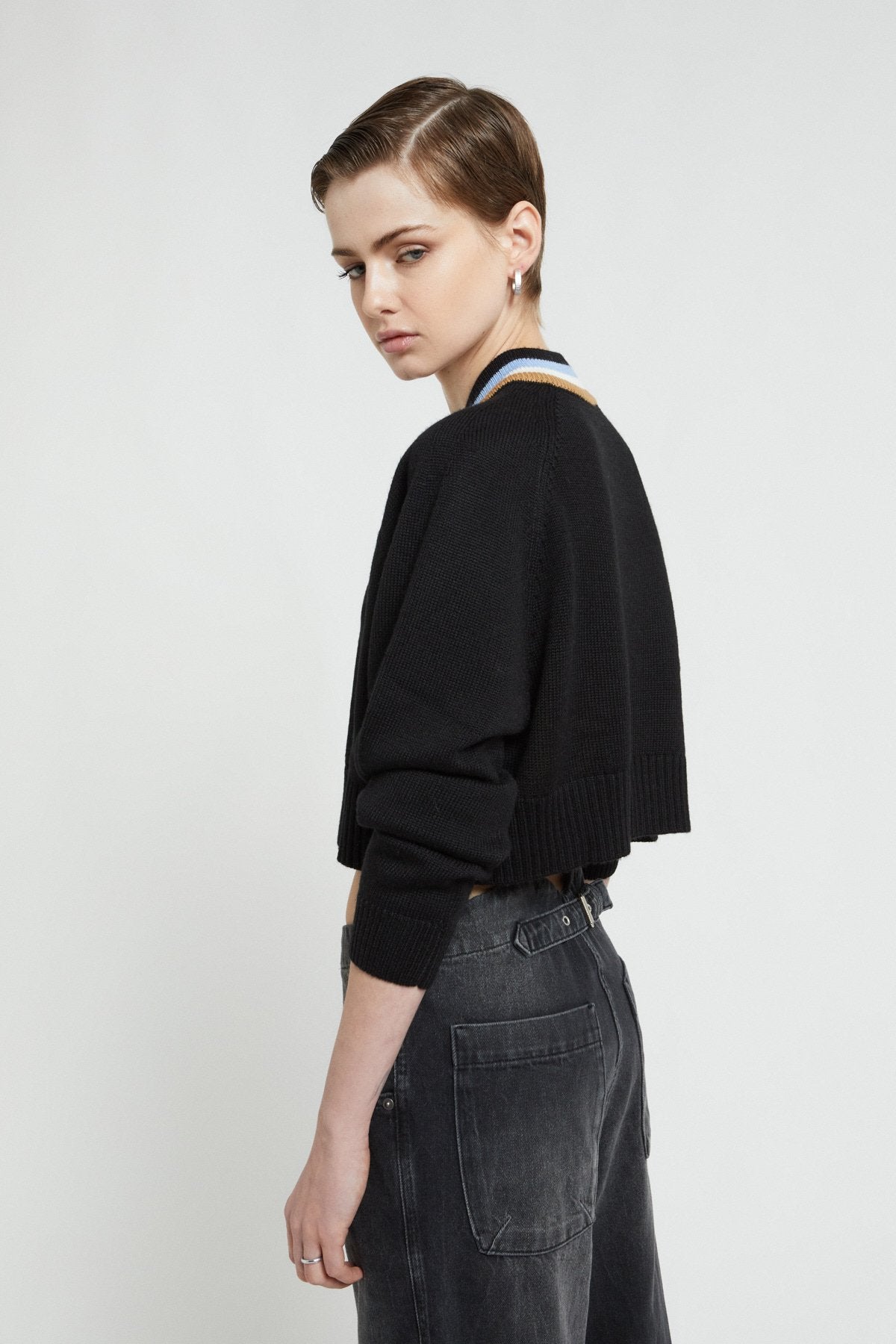 Cropped wool blend sweater with V-neckline and contrasting edges