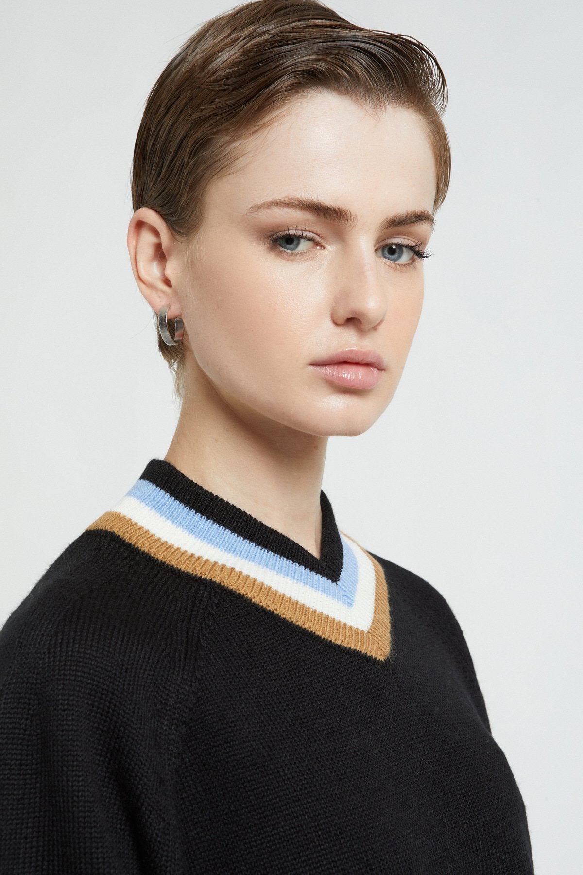 Cropped wool blend sweater with V-neckline and contrasting edges
