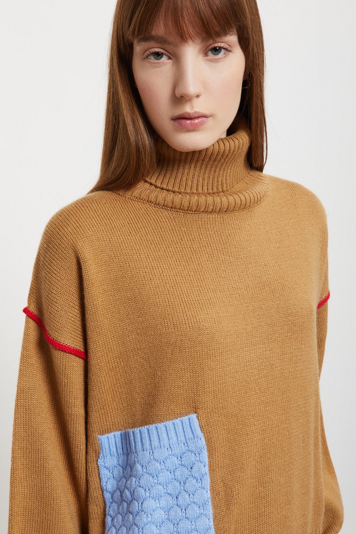 Wool blend sweater with turtleneck and contrastind details