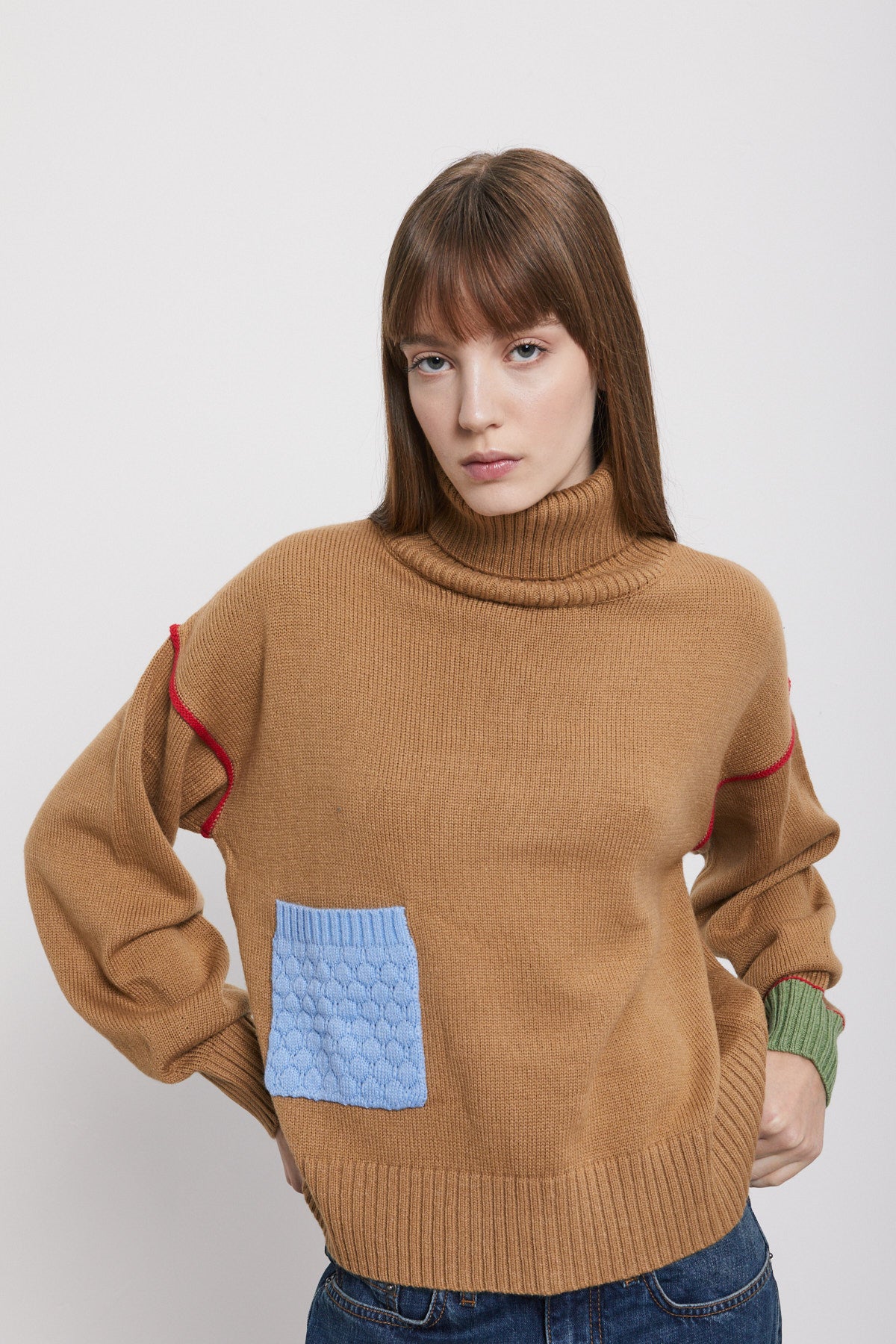 Wool blend sweater with turtleneck and contrastind details