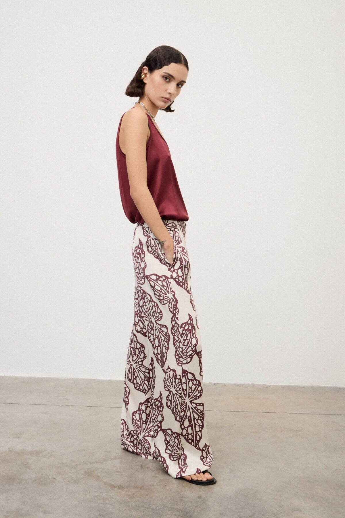 Trousers with leaf print