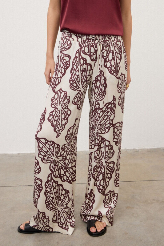 Trousers with leaf print