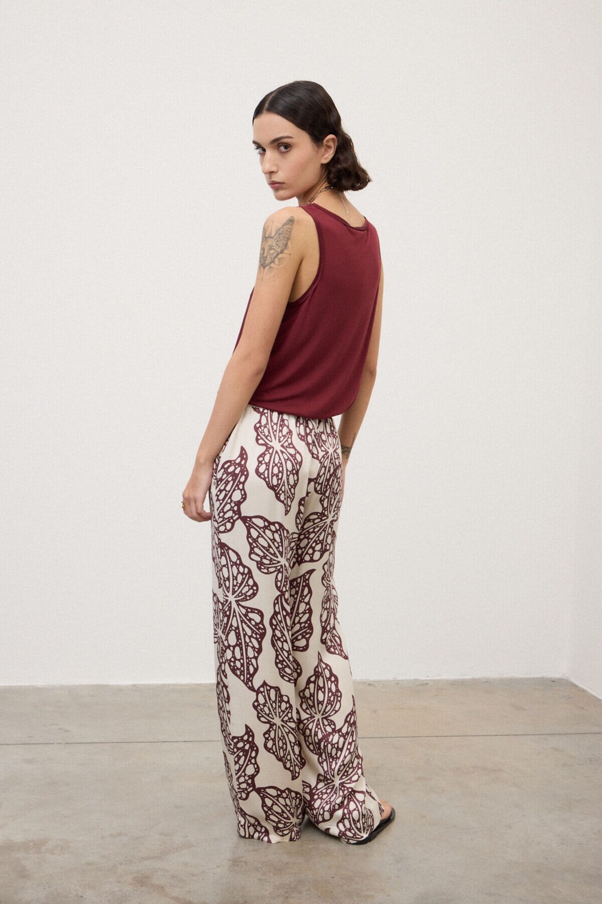 Trousers with leaf print